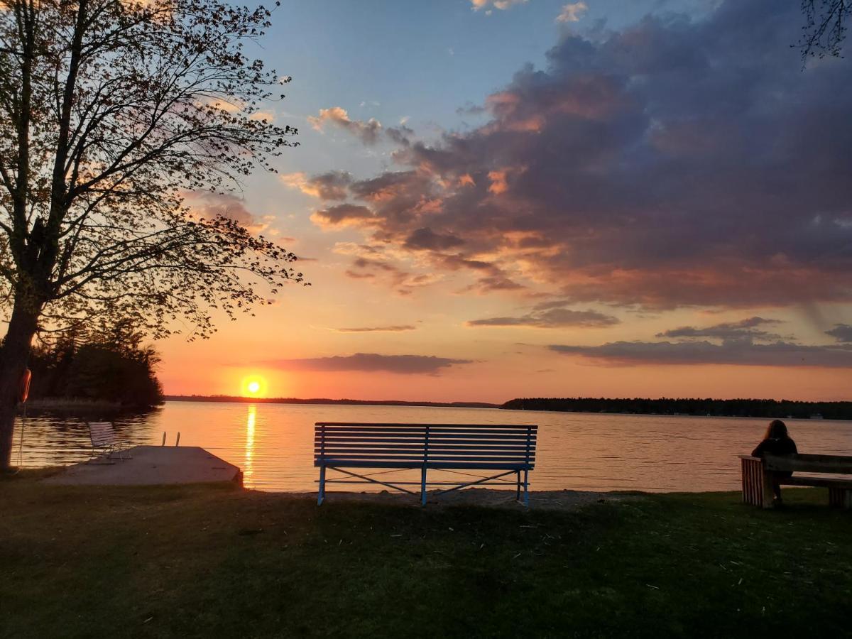 Fun Place With A Sandy Beach For Swimming, Boating, And Fishing, Featuring 3 Available Cabins Fenelon Falls Kültér fotó