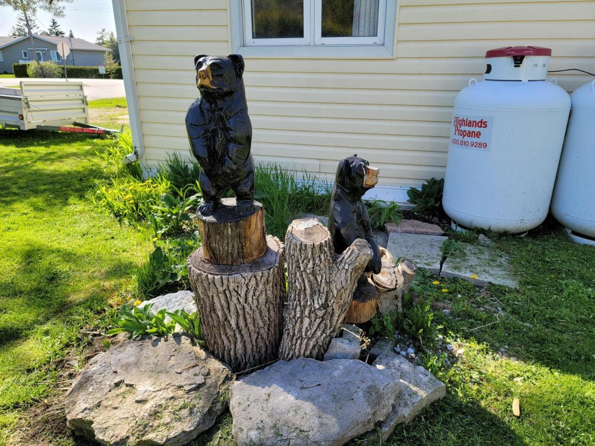 Fun Place With A Sandy Beach For Swimming, Boating, And Fishing, Featuring 3 Available Cabins Fenelon Falls Kültér fotó