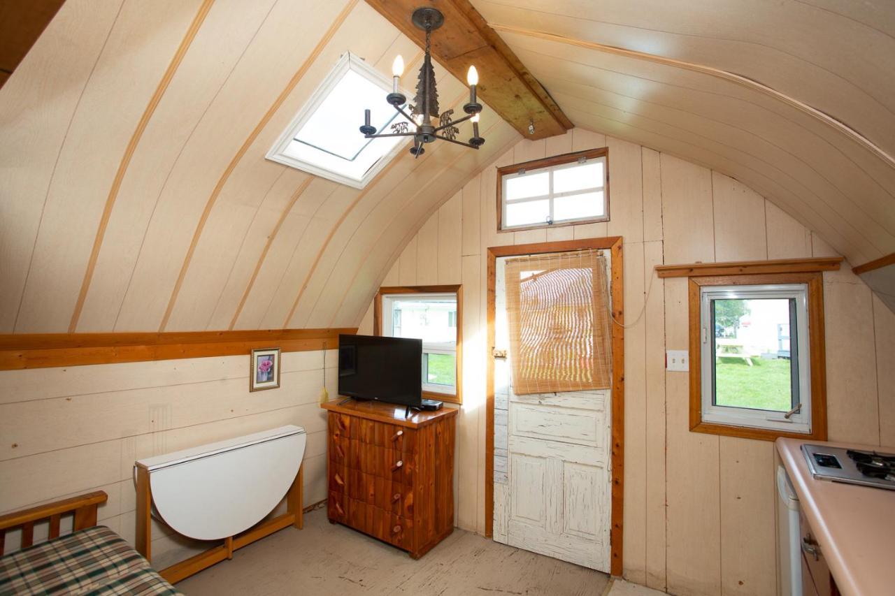 Fun Place With A Sandy Beach For Swimming, Boating, And Fishing, Featuring 3 Available Cabins Fenelon Falls Kültér fotó