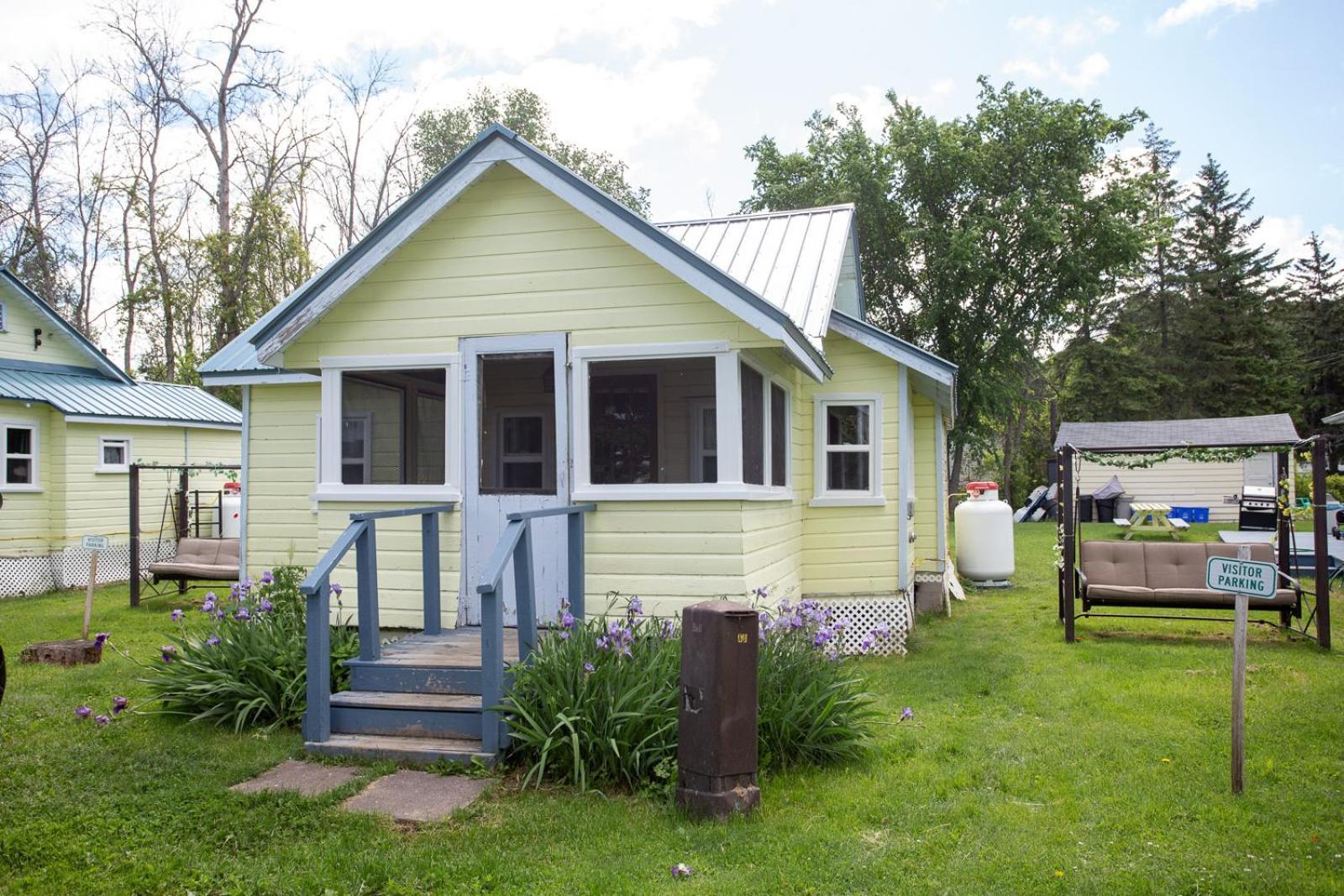 Fun Place With A Sandy Beach For Swimming, Boating, And Fishing, Featuring 3 Available Cabins Fenelon Falls Kültér fotó