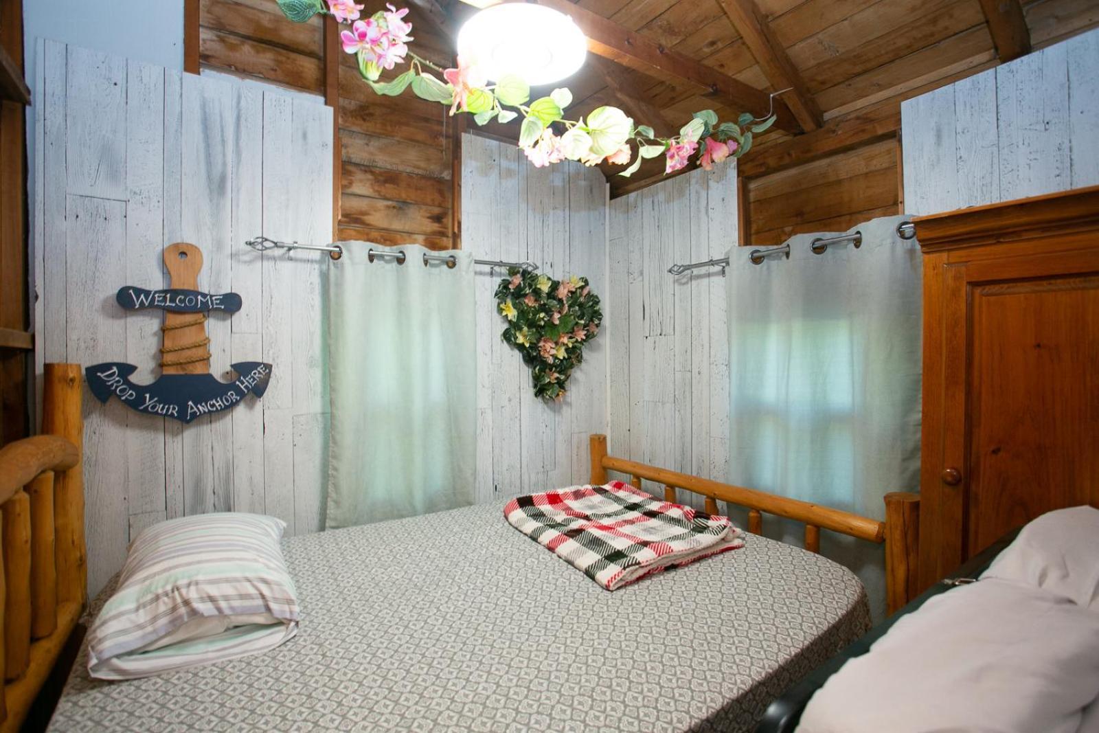Fun Place With A Sandy Beach For Swimming, Boating, And Fishing, Featuring 3 Available Cabins Fenelon Falls Kültér fotó