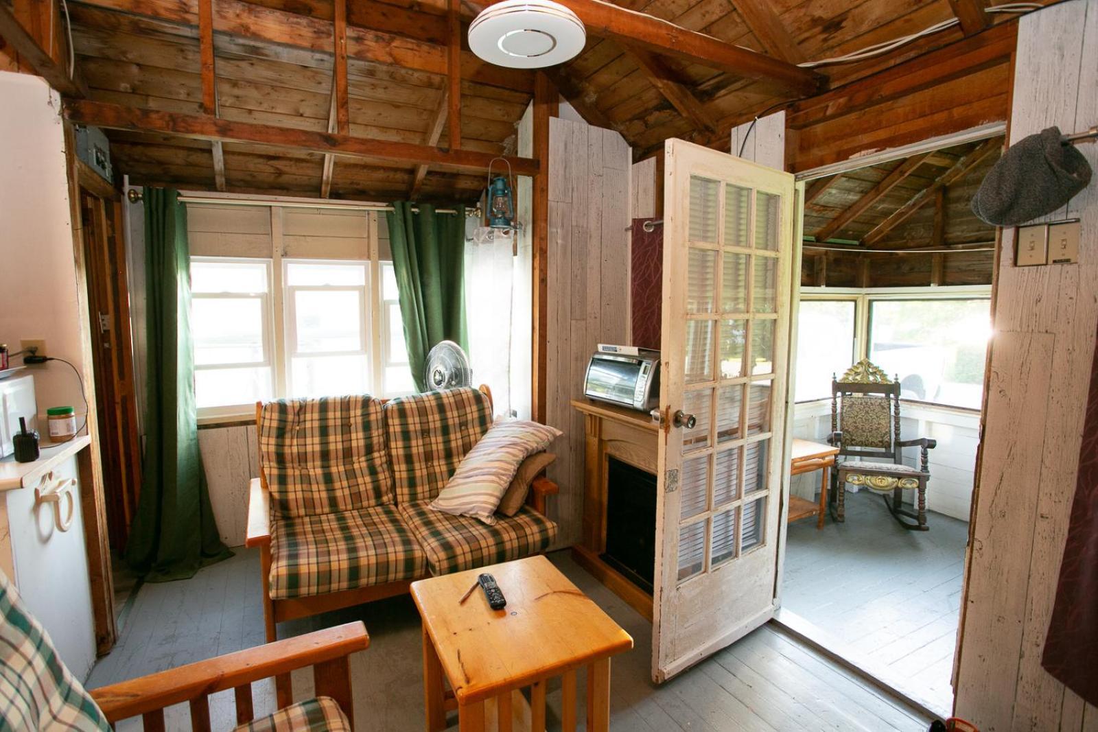 Fun Place With A Sandy Beach For Swimming, Boating, And Fishing, Featuring 3 Available Cabins Fenelon Falls Kültér fotó